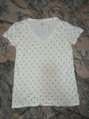 GAP White V-Neck Tee with Green Cactus Motif